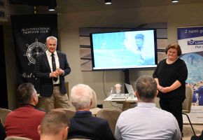 Klubski večer z  dr. Nadja Terčon, muzejska svetnica in kustosinja za novejšo zgodovino pomorstva, Pomorski muzej »Sergej Mašera Piran« in  g. Borut Čok, Vodja področja strateškega razvoja, Luka Koper, d.d.,